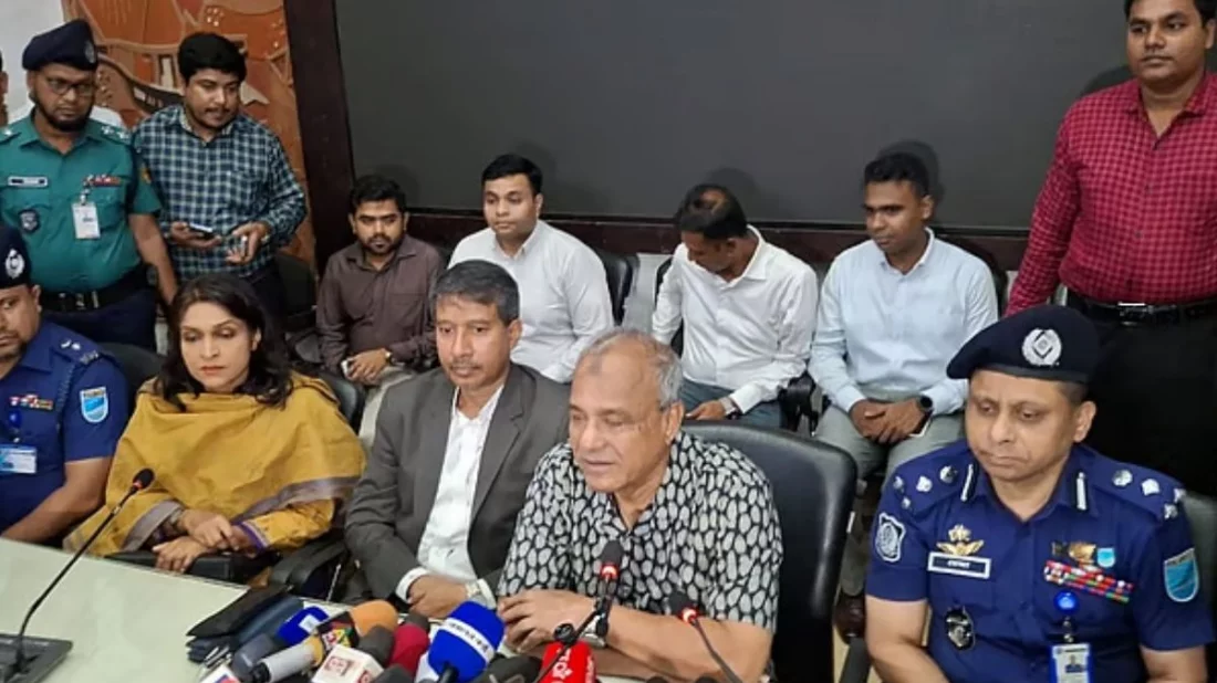 সাংবাদিকরা সত্য তুলে ধরায় পার্শ্ববর্তী দেশ থেকে গুজব অনেকটা কমেছে: স্বরাষ্ট্র উপদেষ্টা