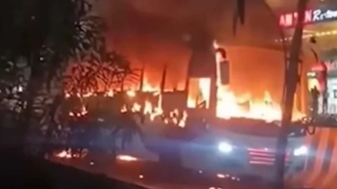 রাজধানীতে ৩ বাসে অগ্নিসংযোগ, বিভিন্ন স্থানে হাতবোমা বিস্ফোরণ