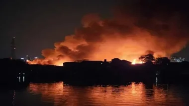 পানি সংকটে বিলম্ব, ১৬ ঘণ্টা পর নিয়ন্ত্রণে কড়াইল বস্তির আগুন