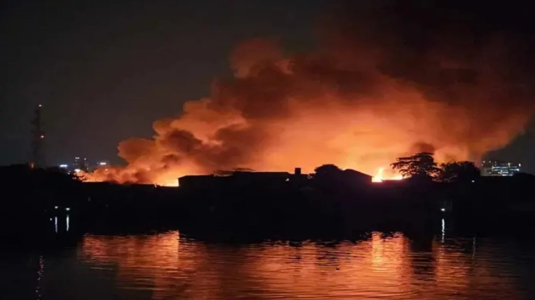 পানি সংকটে বিলম্ব, ১৬ ঘণ্টা পর নিয়ন্ত্রণে কড়াইল বস্তির আগুন