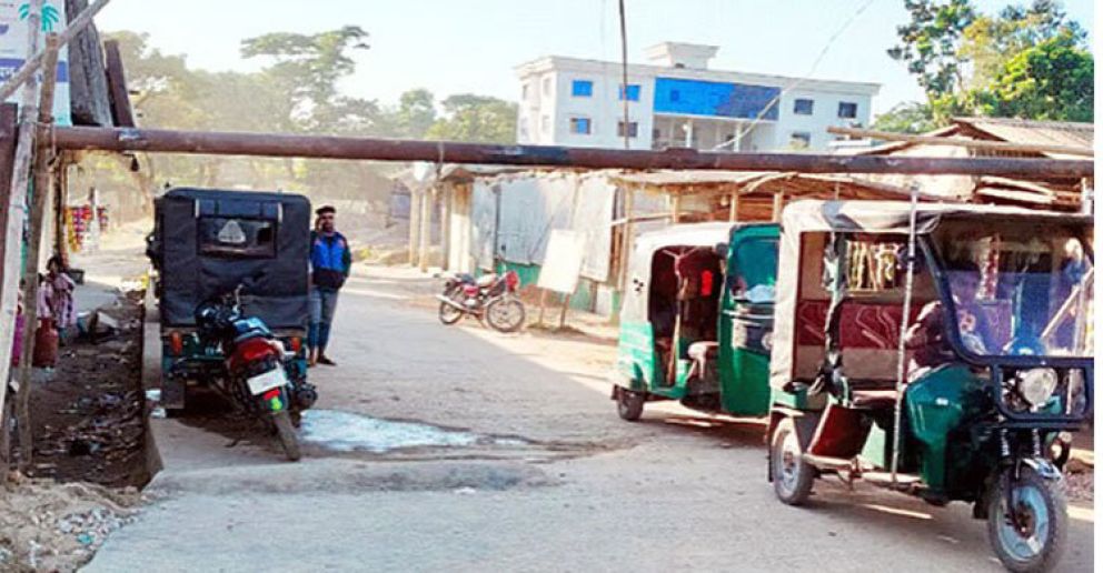 পাথর লুট ঠেকাতে সড়কে লোহার বেষ্টনী