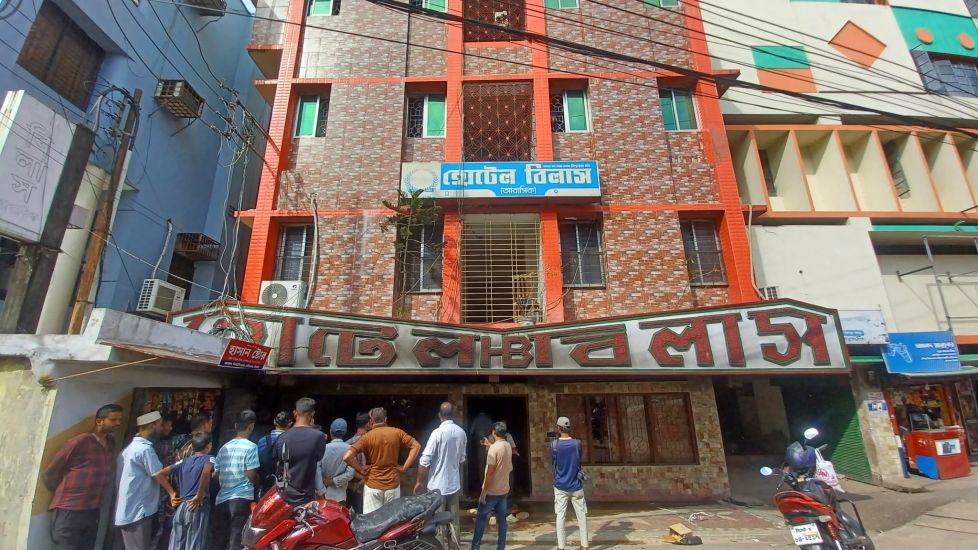 সিলেটে পুলিশের সিলগালা হোটেলে আগুন