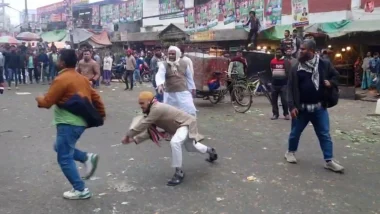 কারওয়ান বাজারে চাঁদাবাজির বিরুদ্ধে মানববন্ধনে হামলা, পাল্টাপাল্টি ধাওয়া-সংঘর্ষ