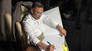 স্মৃতিসৌধের পরিদর্শন বইয়ে নিজের পরিচয় ‘রাজনৈতিক কর্মী’ লিখলেন তারেক রহমান