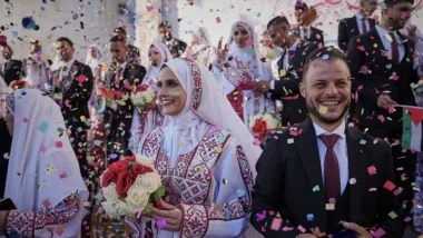 যুদ্ধের ক্ষত নিয়েও নতুন জীবনের স্বপ্ন, গাজায় ৫৪ দম্পতির গণবিয়ে