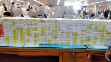 ওসমানী বিমানবন্দরে বিদেশী সিগারেট ও ৬ আইফোন জব্দ