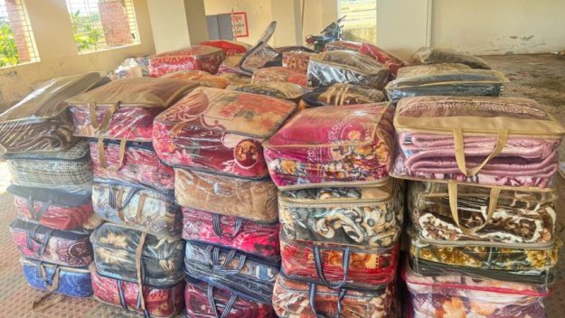 বাসে পুলিশের অভিযান, ভারতীয় কম্বল জব্দ