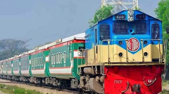 ২৫ ডিসেম্বর তিন কমিউটারের যাত্রা স্থগিত, ১০ রুটে চলবে ২০ স্পেশাল ট্রেন