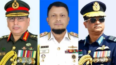 খালেদা জিয়ার স্বাস্থ্যের খোঁজ নিতে হাসপাতালে তিন বাহিনী প্রধান