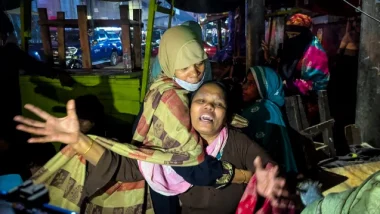 ফ্লাইওভার থেকে ছোড়া বোমা বিস্ফোরণে যুবক নিহত
