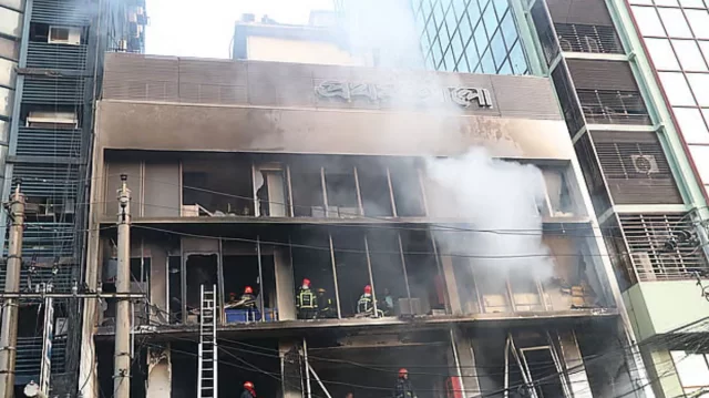প্রথম আলোতে হামলার ঘটনায় অজ্ঞাতনামা ৫০০ জনকে আসামি করে মামলা