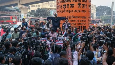 রাতের মধ্যে স্বরাষ্ট্র উপদেষ্টা পদত্যাগ না করলে যমুনার সামনে অবস্থানের হুঁশিয়ারি ছাত্রশক্তির