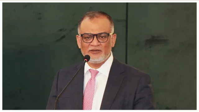 নিরাপত্তা উদ্বেগে বিদেশিরা বাংলাদেশে আসতে আগ্রহী না, দাবি বিকেএমইএ সভাপতির; দ্বিমত উপদেষ্টার