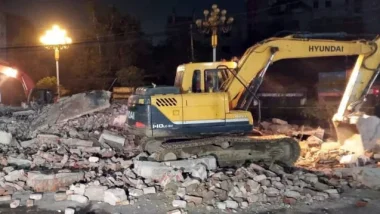 রাজশাহীতে আওয়ামী লীগ অফিস গুঁড়িয়ে দিলো বিক্ষুব্ধ ছাত্র-জনতা