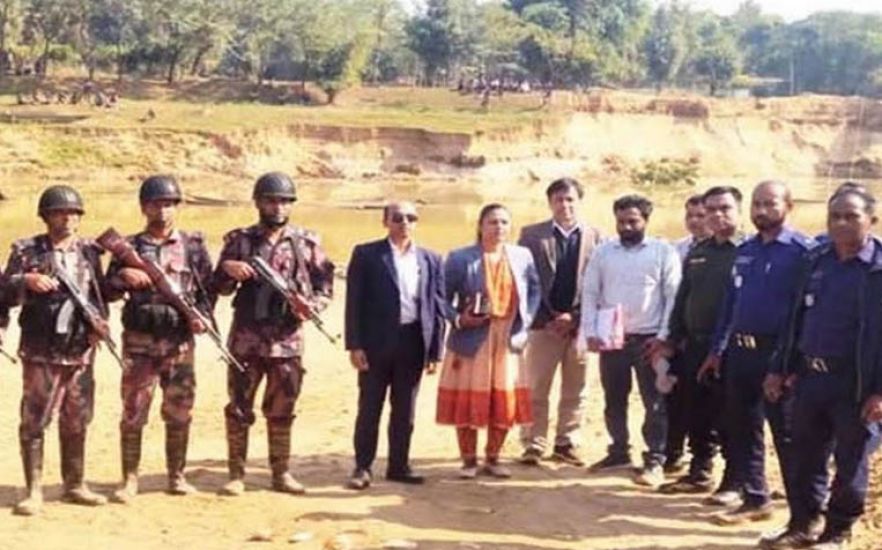 জৈন্তাপুরে ২০ হাজার ঘনফুট বালু জব্দ, ৫০ নৌকা ধ্বংস