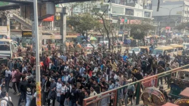 ঢাকা সেন্ট্রাল ইউনিভার্সিটির অধ্যাদেশ দাবিতে সায়েন্সল্যাব অবরোধ