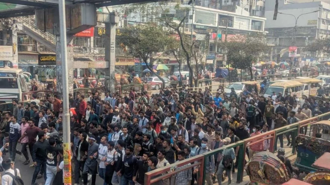 ঢাকা সেন্ট্রাল ইউনিভার্সিটির অধ্যাদেশ দাবিতে সায়েন্সল্যাব অবরোধ