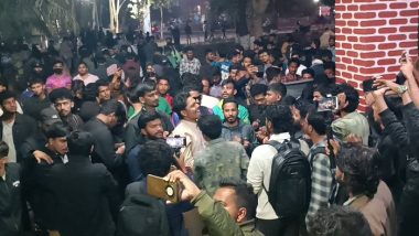 শাবিতে উপাচার্যকে অবরুদ্ধ করে বিক্ষোভ চলছে, বিএনপিপন্থি শিক্ষককে ঘিরে ‘দালাল-দালাল’ স্লোগান