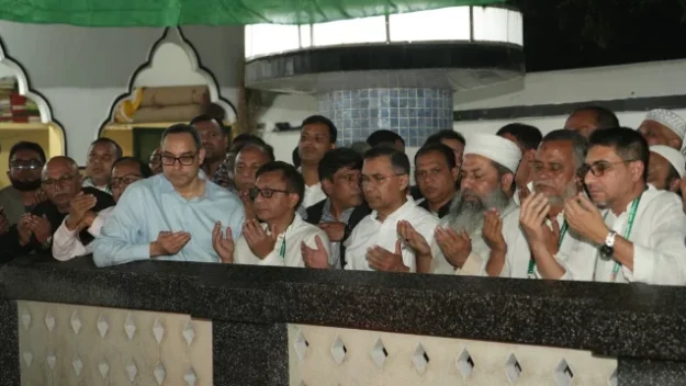 সিলেটে পৌঁছেই হযরত শাহজালাল (র.) এর মাজার জিয়ারতে তারেক রহমান