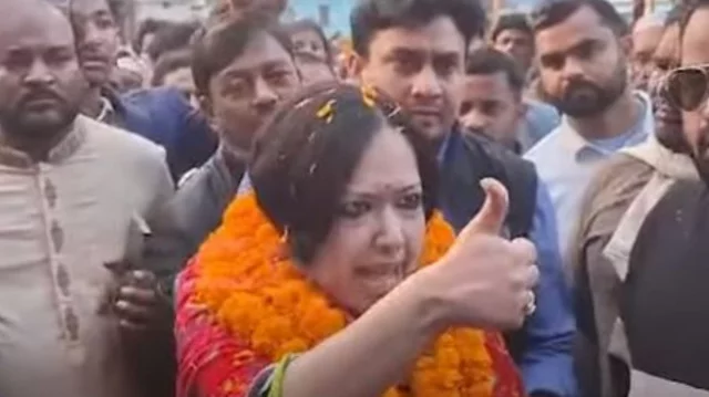 বৃদ্ধাঙ্গুলি দেখিয়ে ম্যাজিস্ট্রেটকে রুমিন ফারহানা বললেন, ‘আপনাদের এইরকম দেখায়
