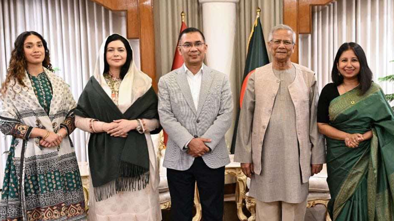 প্রধান উপদেষ্টাকে ফুলেল শুভেচ্ছা জানালেন তারেক রহমান