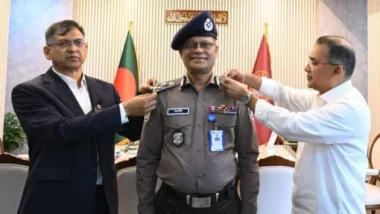 নতুন আইজিপিকে র‍্যাংক ব্যাজ পরিয়ে দিলেন প্রধানমন্ত্রী