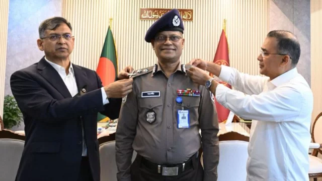 নতুন আইজিপিকে র‍্যাংক ব্যাজ পরিয়ে দিলেন প্রধানমন্ত্রী