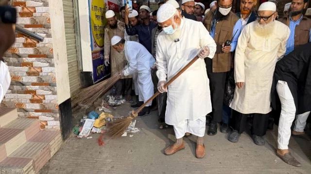 শপথের পরদিনই ঝাড়ু হাতে বিরোধীদলীয় নেতা শফিকুর রহমান