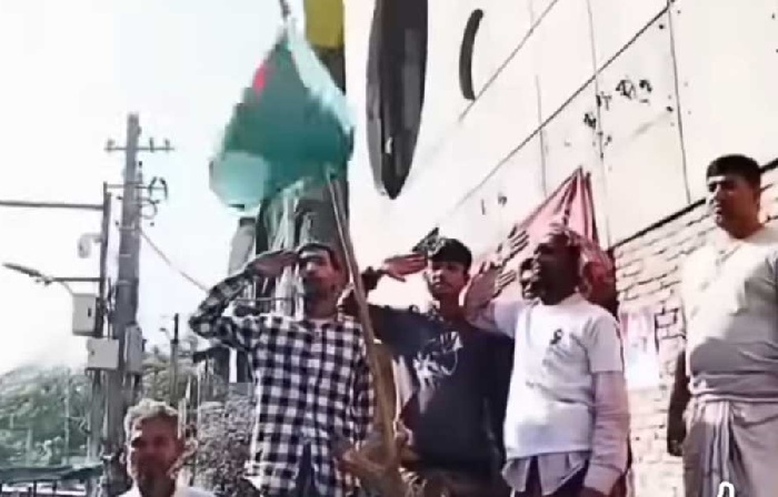 আওয়ামী লীগ কার্যালয়ের সামনে জাতীয় পতাকা উড়িয়ে বঙ্গবন্ধুকে শ্রদ্ধা