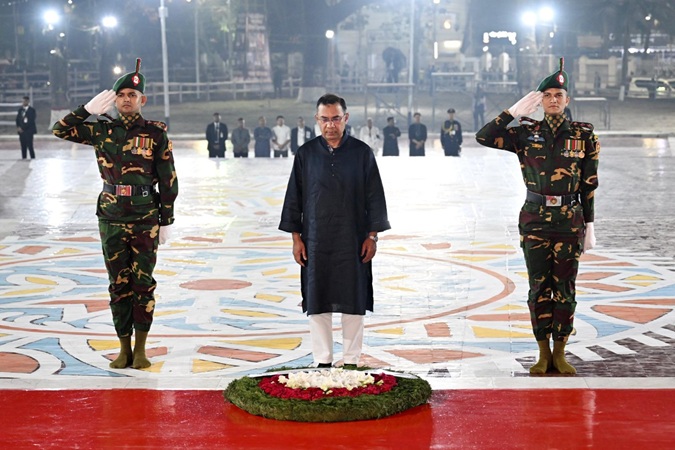 একুশের প্রথম প্রহরে শহিদ মিনারে প্রধানমন্ত্রী তারেক রহমানের শ্রদ্ধা নিবেদন