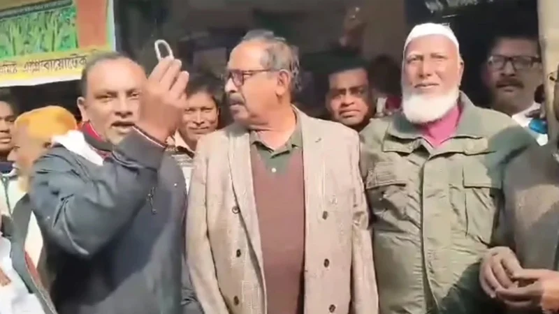 ভোটের পর কার্যক্রম নিষিদ্ধ আ’লীগ অফিসের তালা খুলে দিলেন বিএনপি নেতা