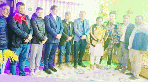 এডভোকেট এমরান আহমদ চৌধুরী কেবল সংসদ সদস্য প্রার্থীই নন, তিনি সিলেট জেলা বিএনপির সাধারণ সম্পাদক। তাঁকে ঘিরে সাম্প্রতিক একাধিক বৈঠক বিয়ানীবাজারে ব্যাপক আলোচনা ও আগ্রহের জন্ম দিয়েছে।  দলীয় সূত্র জানায়, সিলেট নগরীতে অনুষ্ঠিত একটি গুরুত্বপূর্ণ বৈঠকে উপজেলা বিএনপির বিভিন্ন বলয়ের প্রভাবশালী নেতৃবৃন্দ অংশ নেন। বৈঠকের পর থেকেই বিয়ানীবাজারের রাজনৈতিক দৃশ্যপটে পরিবর্তনের আভাস মিলছে। পৃথক বলয়ের নেতারা ধানের শীষের প্রার্থী এমরান আহমদ চৌধুরীর প্রতি সমর্থন জানাতে শুরু করেছেন।