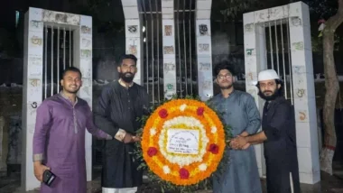 শহীদ মিনারে ফুল দিলো নিষিদ্ধ ছাত্রলীগ, ২৩ সেকেন্ডের ভিডিও ভাইরাল