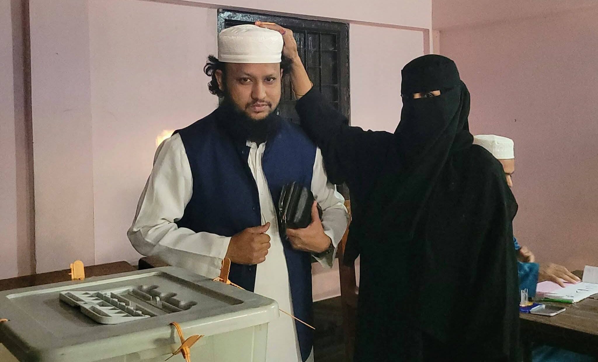 বিয়ানীবাজারে মা’কে সাথে নিয়ে ভোট দিলেন স্বতন্ত্র প্রার্থী ফখরুল