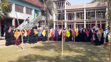 পটুয়াখালীতে জাল ভোট ও গোপন কক্ষে ছবি তোলার অভিযোগে আটক ৩