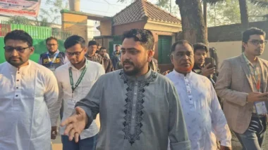 ভোট দিতে কেন্দ্রে নাহিদ ইসলাম