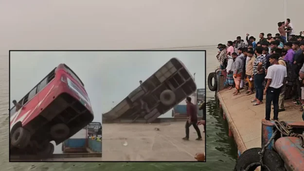 ৪০ যাত্রী নিয়ে পদ্মায় পড়লো বাস, দুজনের লাশ উদ্ধার