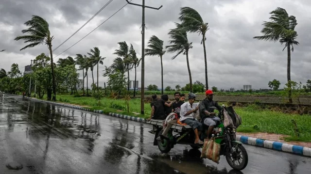 রাজধানীসহ ১৫ জেলায় বজ্রবৃষ্টির আশঙ্কা, নদীবন্দরে ১ নম্বর সংকেত