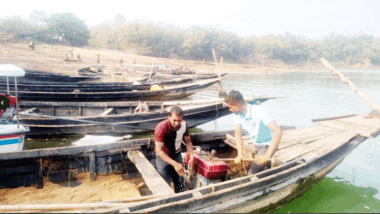 জৈন্তাপুরে অবৈধভাবে বালু উত্তোলনে ১০ নৌকা ধ্বংস, একজন কারা দণ্ড