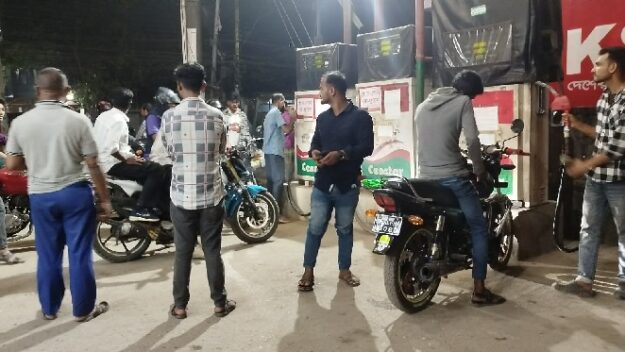 মধ্যপ্রাচ্যে যুদ্ধ: সিলেটের পেট্রোল পাম্পগুলোতে ভিড়, তেল কেনার হিড়িক