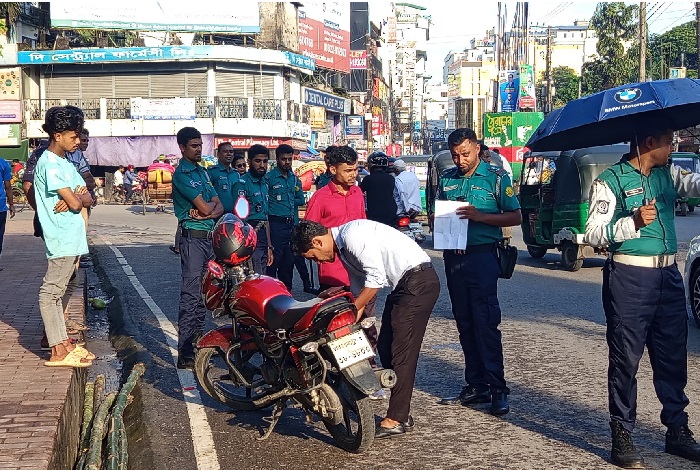 সিলেটে মোটর সাইকেল চালকদের জন্য পুলিশের নতুন বিধিনিষেধ