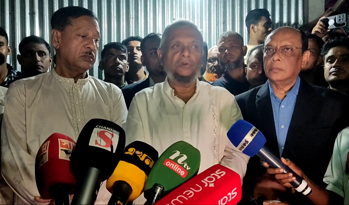 প্রবাসী বাংলাদেশিদের আমেরিকান স্থাপনা এড়িয়ে চলার পরামর্শ আরিফের