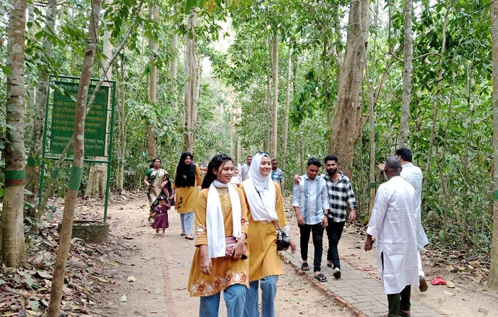 ঈদের দিনে লাউয়াছড়ায় পর্যটকদের উপচে পড়া ভিড়