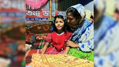 চা বিক্রেতা বৃদ্ধা ও নাতনির কাছে ঈদ উপহার পাঠালেন প্রধানমন্ত্রী