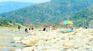 পর্যটক বরণে প্রস্তুত সাদাপাথর