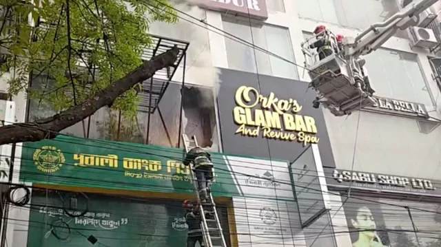 মিরপুর-২ এ বহুতল ভবনে আগুন, নিয়ন্ত্রণে ৫ ইউনিট