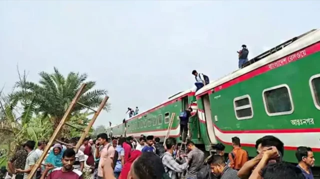 বগুড়ায় লাইনচ্যুত বগি উদ্ধার, ট্রেন সচল হতে সময় লাগবে আরও ৫ ঘণ্টা