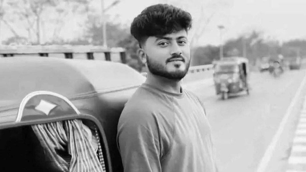 মোবাইল ফোন ভিডিও রেকর্ডিংয়ে রেখে ফাঁস দিলেন যুবক