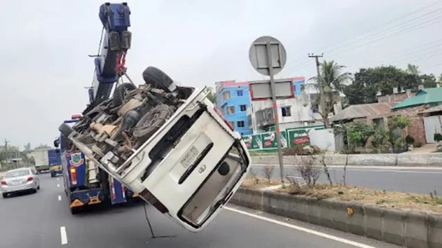 বগুড়ায় মাইক্রোবাসের সিলিন্ডার বিস্ফোরণে চালকসহ নিহত ৩