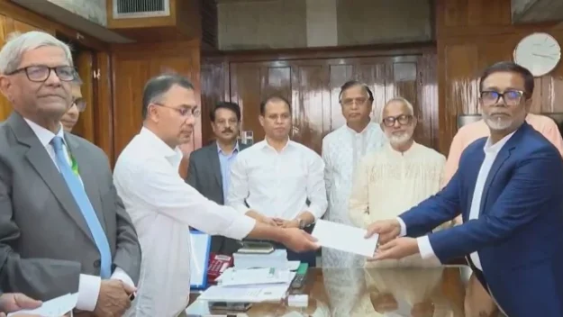সিটি করপোরশনের প্রত্যেক পরিচ্ছন্নতাকর্মীকে ঈদ উপহার দিলেন প্রধানমন্ত্রী
